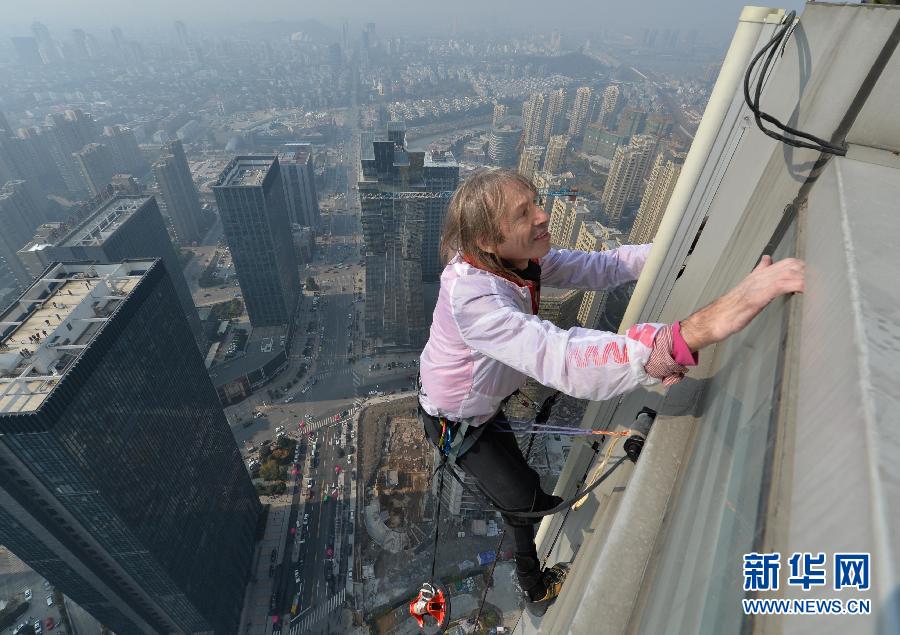 Samedi 21 décembre 2013, Alain Robert, surnommé le Spiderman français, continue  de défier les lois de la gravité, en grimpant cette fois à mains nues le Centre Shimao Tianji, une structure d'une hauteur de 288 mètres à Shao Xing, dans la province du Zhejiang. Source : Xinhua (photo/ Yuan Yun)