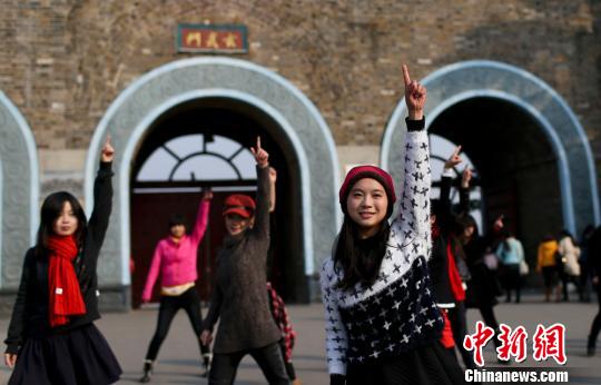 Nanjing : les jeunes filles dansent pour faire baisser la pression (2)