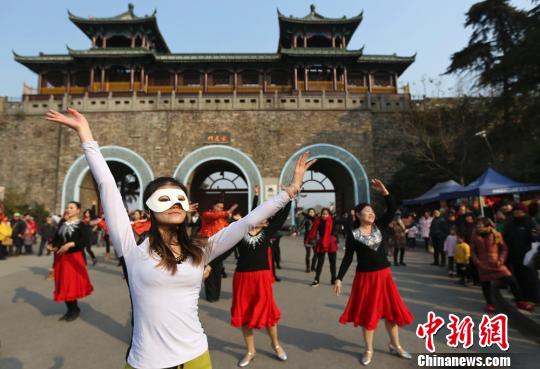 Nanjing : les jeunes filles dansent pour faire baisser la pression