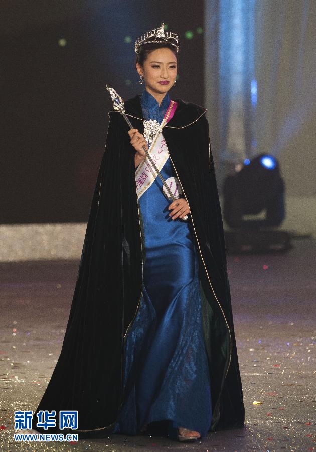 La candidate chinoise Fang Xingtong a été sacrée Miss Asie 2013 lors de la finale du concours de beauté organisée le 21 décembre à Hong Kong. (Photo : Xinhua/Lv Xiaowei)