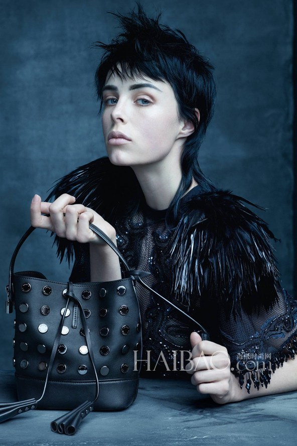 Le mannequin britannique Edie Campbell dans la nouvelle campagne de Louis Vuitton pour sa collection printemps-été 2014.