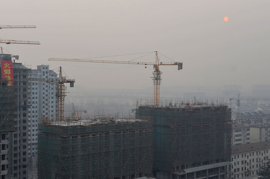 Le smog couvre la ville de Qingzhou, dans la Province du Shandong, dans l'Est de la Chine, le 23 décembre 2013. [Photo Wang Jilin / Asianewsphoto]