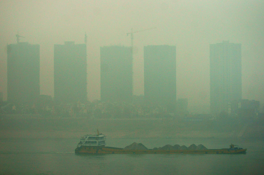 Un fort smog enveloppe le fleuve Yangtsé à Yichang, dans la Province du Hubei, en Chine centrale, le 23 décembre 2013. [Photo Zhou Jianping / Asianewsphoto]
