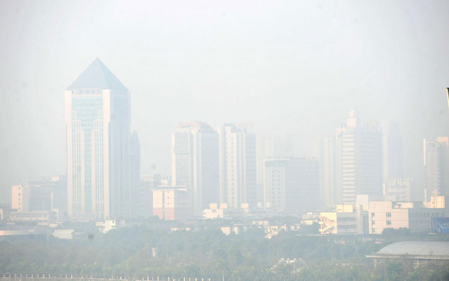 Des bâtiments obscurcis par un smog épais à Nanning, dans la Région autonome Zhuang du Guangxi, en Chine du Sud, le 23 décembre 2013. [Photo / Xinhua]