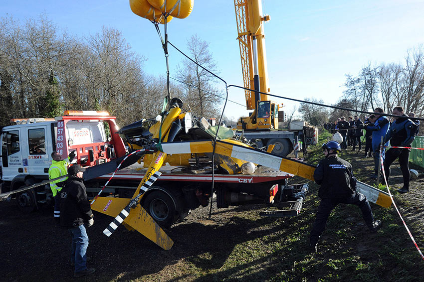 Lundi 23 décembre, les secouristes français ont sorti la carcasse de l'hélicoptère qui a fini sa course dans la rivière Dordogne, en Gironde. 