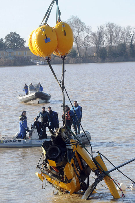Lundi 23 décembre, les secouristes français ont sorti la carcasse de l'hélicoptère qui a fini sa course dans la rivière Dordogne, en Gironde. 