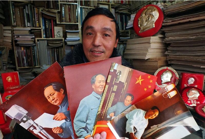 Zhu Baoguo, un collectionneur privé d'Yichang, dans la province du Hubei, dans le centre de la Chine, montre des affiches sur le thème de Mao Zedong. Cette année marque le 120e anniversaire de la naissance de Mao. [Photo / icpress.cn]