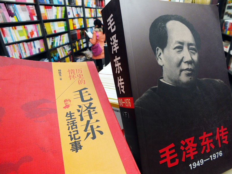 Des livres sur Mao Zedong, spécialement mis en vente dans une librairie de la ville d'Yichang, dans la province du Hubei, dans le centre de la Chine, le 23 décembre 2013, pour commémorer le 120e anniversaire de la naissance de Mao. [Photo / Asianewsphoto]