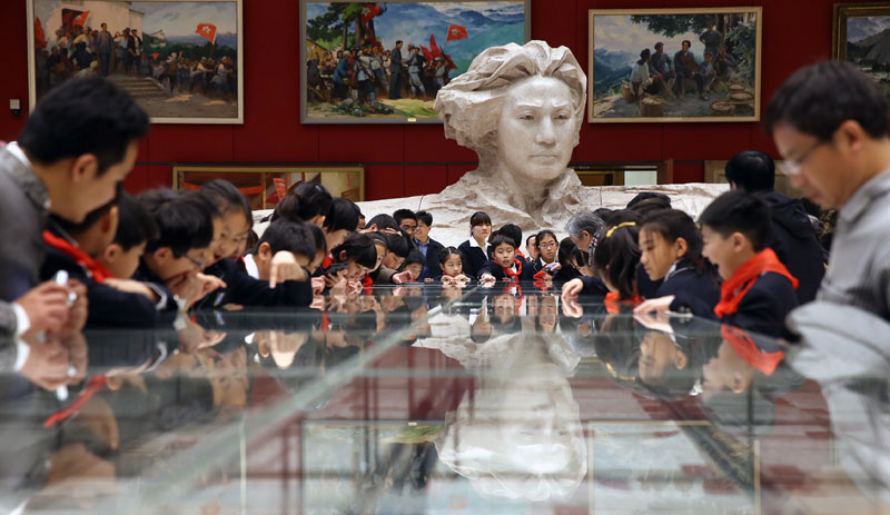 Les élèves visitent une exposition à Beijing pour commémorer le 120e anniversaire de la naissance du président Mao », le 23 déc 2013. [Photo / Asianewsphoto]