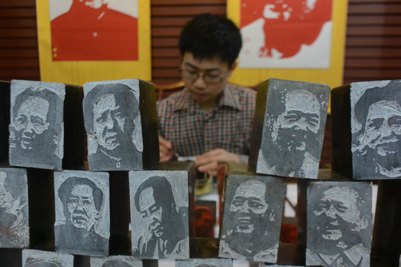 Yang Jiangtao, de la ville de Zhengzhou, dans la province du Henan, en Chine centrale, a passé deux ans pour sculpter 120 portraits et confectionner 120 papiers découpés du président Mao Zedong, pour commémorer le 120e anniversaire de la naissance de Mao. [Photo / Asianewsphoto]