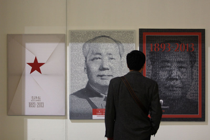 Des affiches du président Mao Zedong, qui font partie d'une exposition organisée à Wuhan, en Chine centrale, pour commémorer le 120e anniversaire de la naissance de Mao, le 8 décembre 2013. [Photo / Asianewsphoto]