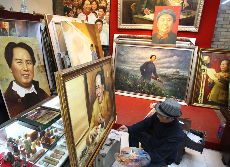 Yang Keqi retouche sa peinture, un portrait du président Mao Zedong, à Changsha, dans la province du Hunan en Chine centrale, le 5 décembre 2013. [Photo / Asianewsphoto]