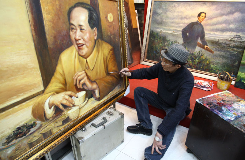Yang Keqi retouche sa peinture, un portrait du président Mao Zedong, à Changsha, dans la province du Hunan en Chine centrale, le 5 décembre 2013. Il a passé neuf ans pour faire 12 peintures à l'huile pour une exposition destinée à commémorer le 120e anniversaire de la naissance de Mao. [Photo / Asianewsphoto]