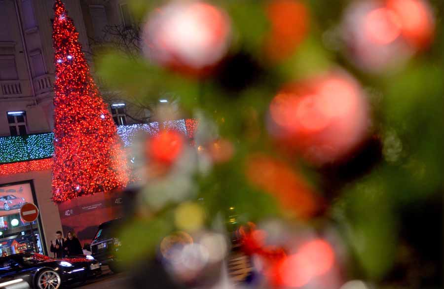 Le 23 décembre, les illuminations nocturnes le long des Champs-Elysées.