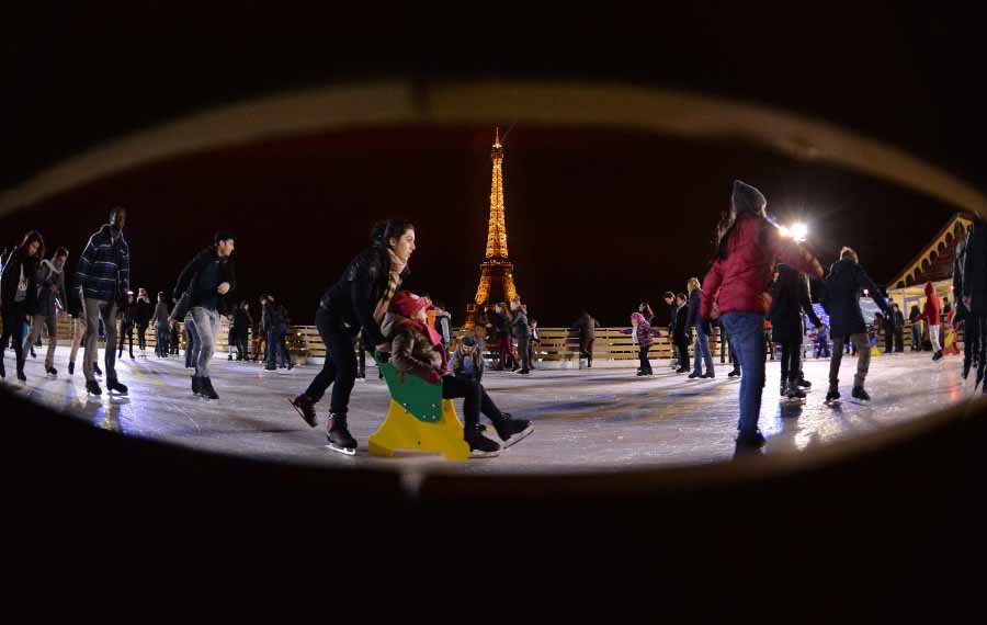 Le 23 décembre, des gens pratiquent le patinage devant la Tour Eiffel.