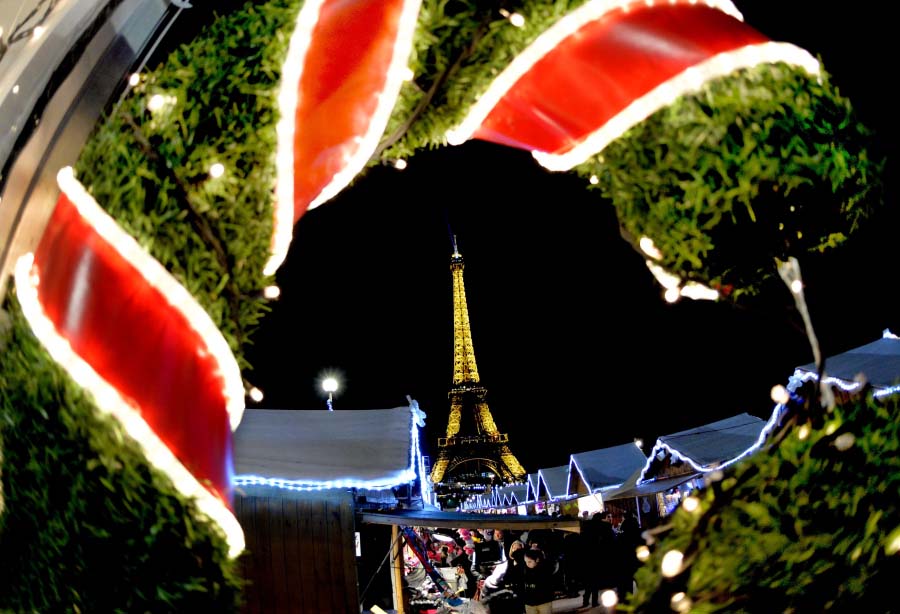 Paris illuminé accueille Noël