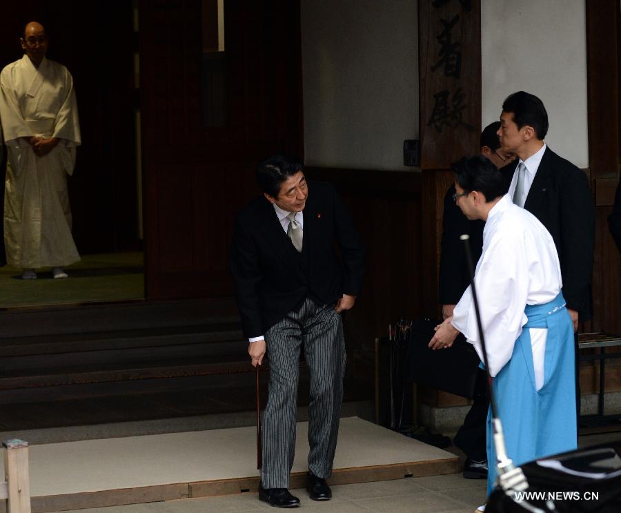 Abe visite le sanctuaire controversé Yasukuni en dépit de l'opposition des pays voisins (2)