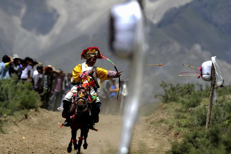 Une compétition de tir à l'arc à cheval à Lhassa, dans la Région Autonome du Tibet, dans le Sud-Ouest de la Chine, le 15 août 2013. [Photo / Xinhua]