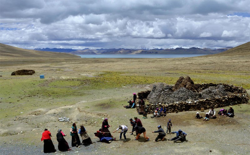 Des villageois du comté de Lang Kazi, dans la préfecture de Shannan, tirent à la corde, le 7 juin 2013. Le Comté de Lang Kazi est situé dans le sud de la Région Autonome du Tibet, à une altitude moyenne de 5 500 mètres. [Photo / Xinhua]