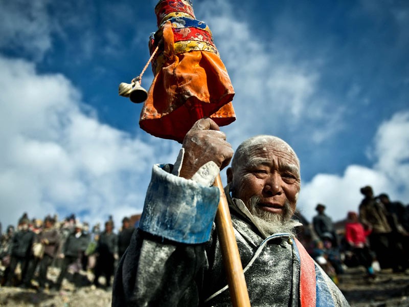 Des Tibétains jettent de la farine d'orge de montagne pour souhaiter une récolte exceptionnelle dans le comté de Gyangze, dans la préfecture de Xigaze, dans la Région Autonome du Tibet, le 25 février 2013. [Photo / Xinhua]