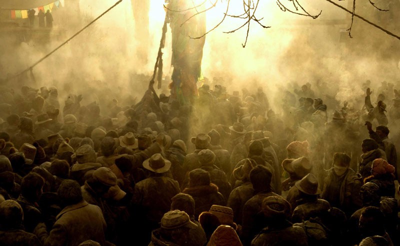 Des Tibétains jettent de la farine d'orge de montagne pour souhaiter une récolte exceptionnelle dans le comté de Gyangze, dans la préfecture de Xigaze, dans la Région Autonome du Tibet, le 25 février 2013. [Photo / Xinhua]