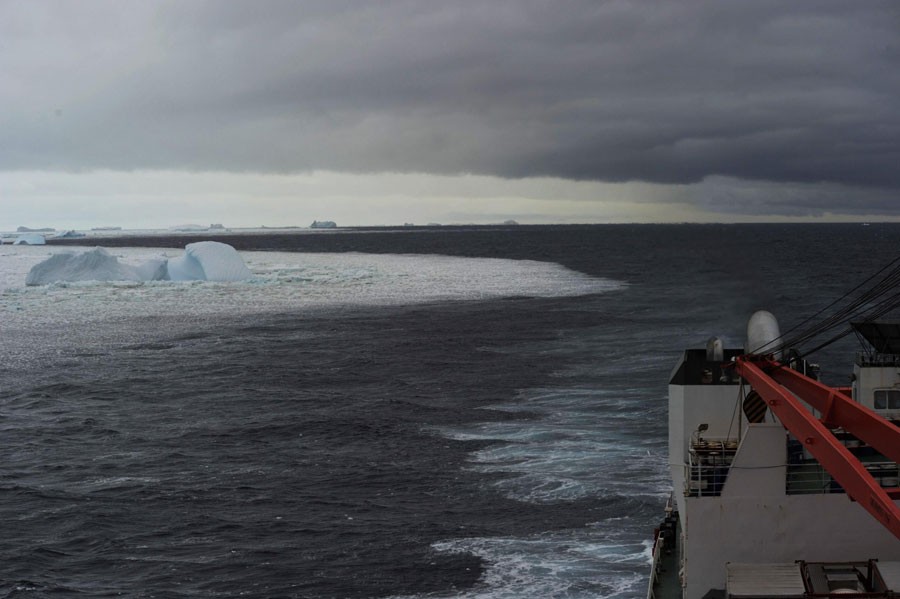 Le brise-glace chinois Xuelong, ou Dragon des Neiges, navigue autour de l'Antarctique, le 21 décembre 2013. [Photo / Xinhua]