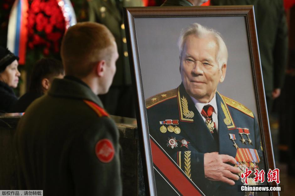 La Russie enterre le concepteur d'armes Mikhaïl Kalachnikov avec les honneurs d'Etat  (4)