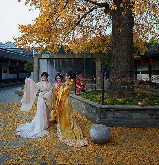 Des jeunes filles habillées en costume ancien au Temple commémoratif de Mi Fu