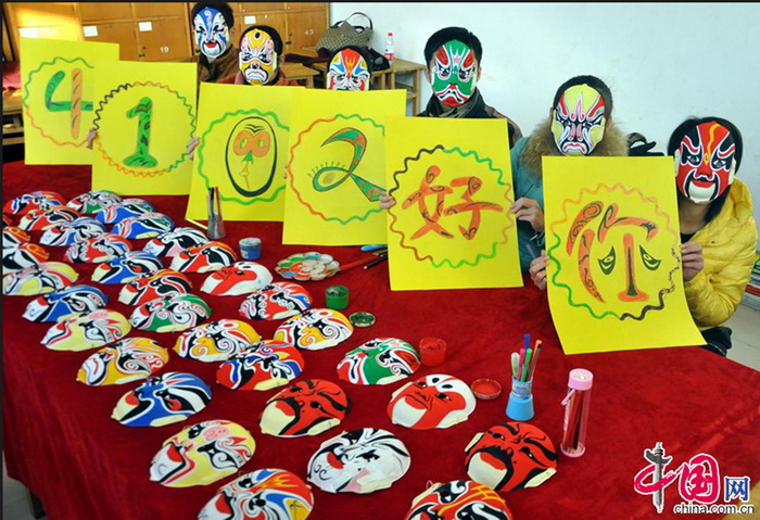 Le 29 décembre à l'Université Liaocheng dans la Province du Shandong, des étudiants célèbrent la nouvelle année 2014 avec des masques décorés de motifs d'opéra traditionnel.