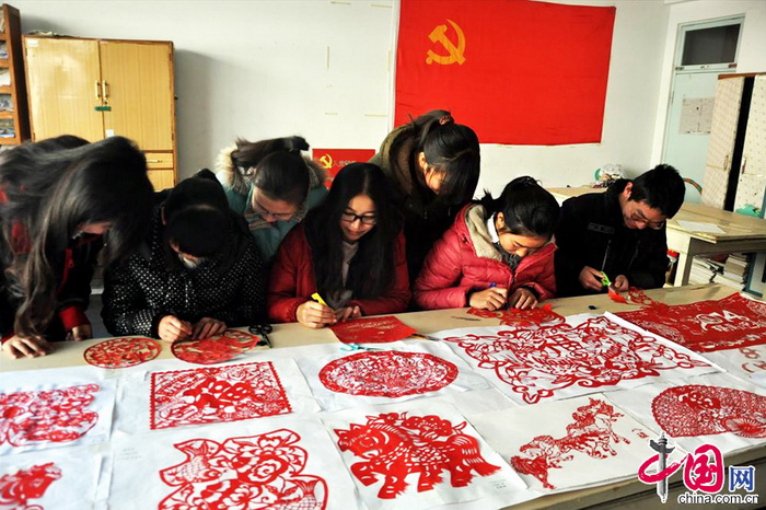 Le 29 décembre 2013, pour accueillir l'arrivée de l'année du Cheval 2014, une douzaine d'étudiants de la Faculté des sciences de la vie de l'Université Liaocheng  profitent de leur temps libre pour confectionner plus de 20 œuvres en papier découpé, reproduisant essentiellement des chevaux, en utilisant l'art populaire chinois traditionnel du papier découpé.