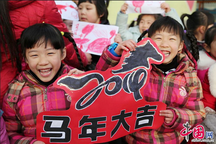 Le 30 décembre à Huai'an, dans la Province du Jiangsu, les enfants d'une maternelle participent à une activité « Dessine un cheval pour fêter le Nouvel An » pour saluer la Nouvel Année du cheval qui s'annonce. 