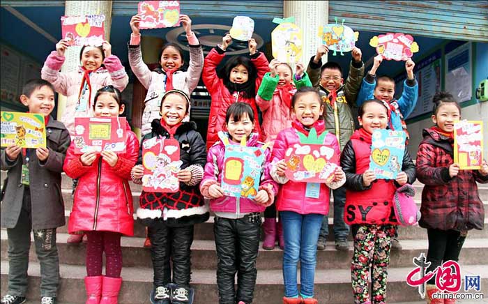 Le 30 décembre, des enfants de l'école primaire de Shuanghe du district de montagne de Huaying envoient leurs vœux de bonne année à leurs parents partis travailler au loin avec des cartes de nouvel an qu'ils ont fabriquées eux-mêmes. 