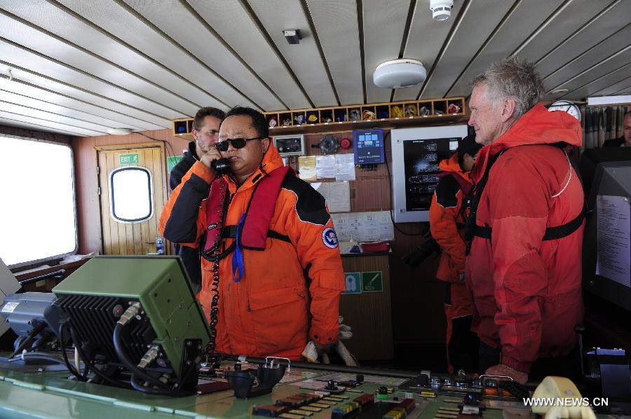 Navire russe bloqué : le premier groupe de passagers coincés transférés par un hélicoptère chinois  (4)