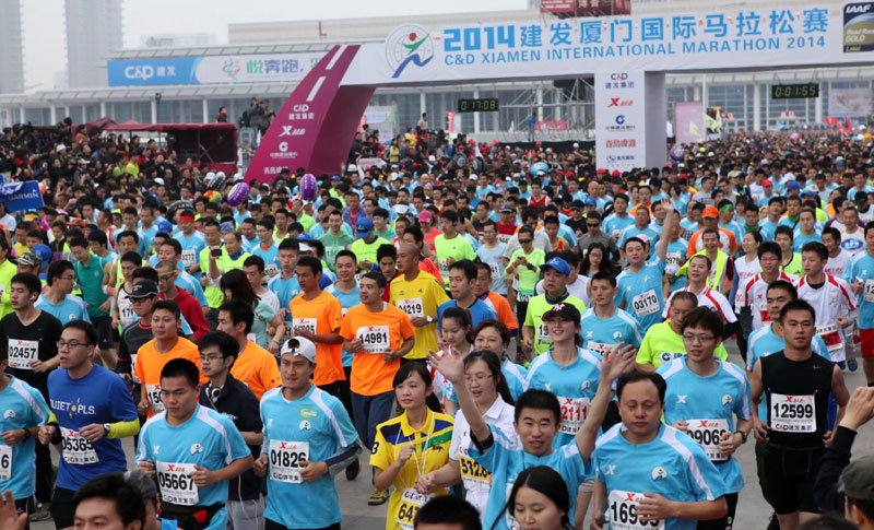 Des participants au marathon international de Xiamen en plein effort. Cet événement annuel, le premier grand marathon de 2014, a attiré des milliers de coureurs venus de 45 pays et régions vers la ville insulaire de la Province du Fujian jeudi. [Chang Haijun / Pour le China Daily]