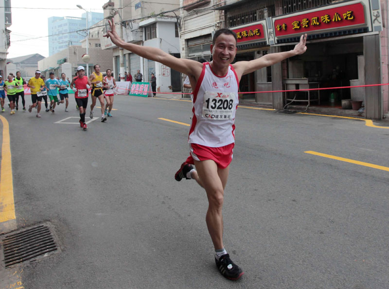 Des participants au marathon international de Xiamen en plein effort. Cet événement annuel, le premier grand marathon de 2014, a attiré des milliers de coureurs venus de 45 pays et régions vers la ville insulaire de la Province du Fujian jeudi. [Chang Haijun / Pour le China Daily]
