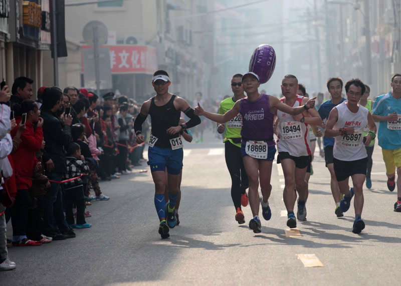 Des participants au marathon international de Xiamen en plein effort. Cet événement annuel, le premier grand marathon de 2014, a attiré des milliers de coureurs venus de 45 pays et régions vers la ville insulaire de la Province du Fujian jeudi. [Chang Haijun / Pour le China Daily]