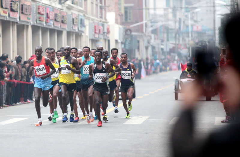 Des participants au marathon international de Xiamen en plein effort. Cet événement annuel, le premier grand marathon de 2014, a attiré des milliers de coureurs venus de 45 pays et régions vers la ville insulaire de la Province du Fujian jeudi. [Chang Haijun / Pour le China Daily]