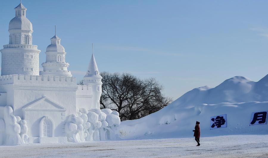 Un visiteur regarde une sculpture de neige dans le parc national forestier Jingyuetan à Changchun, capitale de la province du Jilin, en Chine du Nord, le 2 janvier 2014. Le « Jingyue Snow World », qui compte de nombreuses de sculptures de neige, a été ouvert aux touristes jeudi. [Photo / Xinhua]