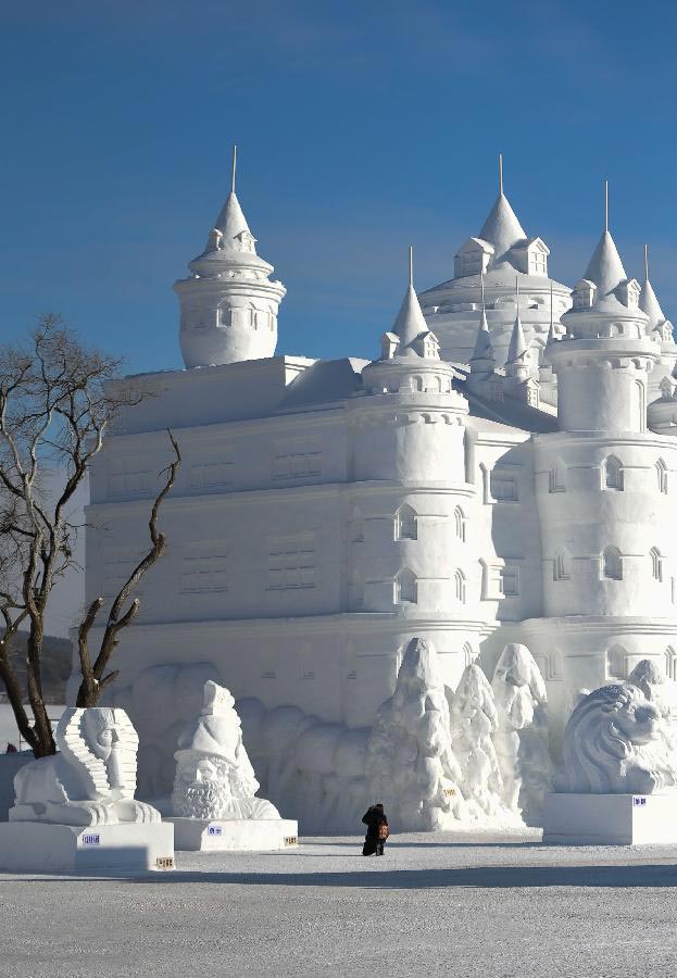 Un visiteur prend des photos d'une sculpture de neige dans le parc national forestier Jingyuetan à Changchun, capitale de la province du Jilin, en Chine du Nord, le 2 janvier 2014. Le « Jingyue Snow World », qui compte de nombreuses de sculptures de neige, a été ouvert aux touristes jeudi. [Photo / Xinhua]