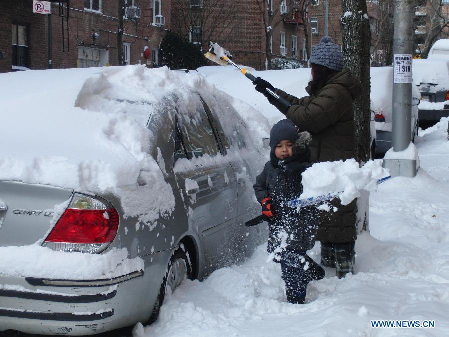Photos: De fortes chutes de neige frappent New York (3)