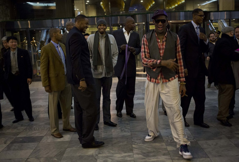 L'ancienne star de la NBA de basket Dennis Rodman, au premier plan à droite, et des joueurs de basket-ball américains arrivent dans un hôtel à Pyongyang, en Corée du Nord, lundi 6 janvier 2014.