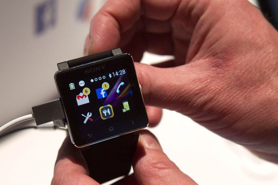 Une montre intelligente Sony SmartWatch2 exposée lors de l'International Consumer Electronics Show (CES) 2014 de Las Vegas, au Nevada, le 7 janvier 2014. La montre est vendue au prix de 199,00 Dollars US.