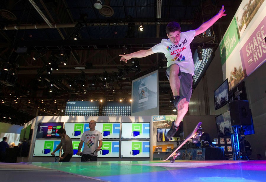 Peter Betti, 18 ans, skateboarder membre de l'équipe Polaroid Action, fait une démonstration de skate sur le stand Polaroid lors de l'International Consumer Electronics Show (CES) 2014.