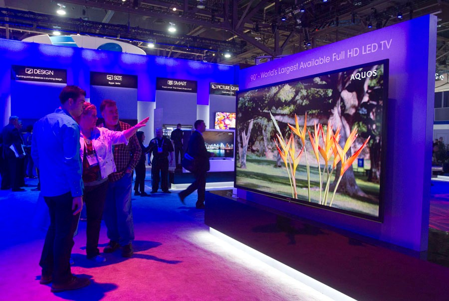 Des visiteurs regardent un téléviseur LED Sharp Aquos HD de 90 pouces lors de l'International Consumer Electronics Show (CES) 2014 de Las Vegas.