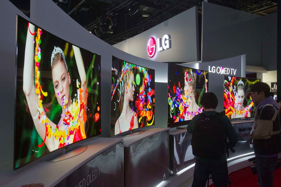 Des téléviseurs courbes 4K OLED présentés sur le stand LG Electronics lors de l'International Consumer Electronics Show (CES), au Centre des Conventions de Las Vegas.
