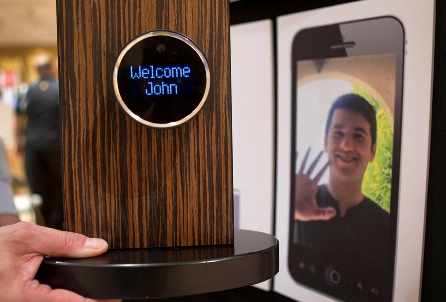 Un verrou intelligent Smart Lock Goji, présenté pendant la « Digital Experience » de Pepcom, une vitrine de l'électronique grand public, à Las Vegas, dans le Nevada, le6 janvier 2014. En plus d'autres fonctionnalités propres à un smartphone, cette serrure à pêne dormant peut photographier et envoyer au propriétaire des alertes en image en temps réel de toute personne qui actionne le verrou.