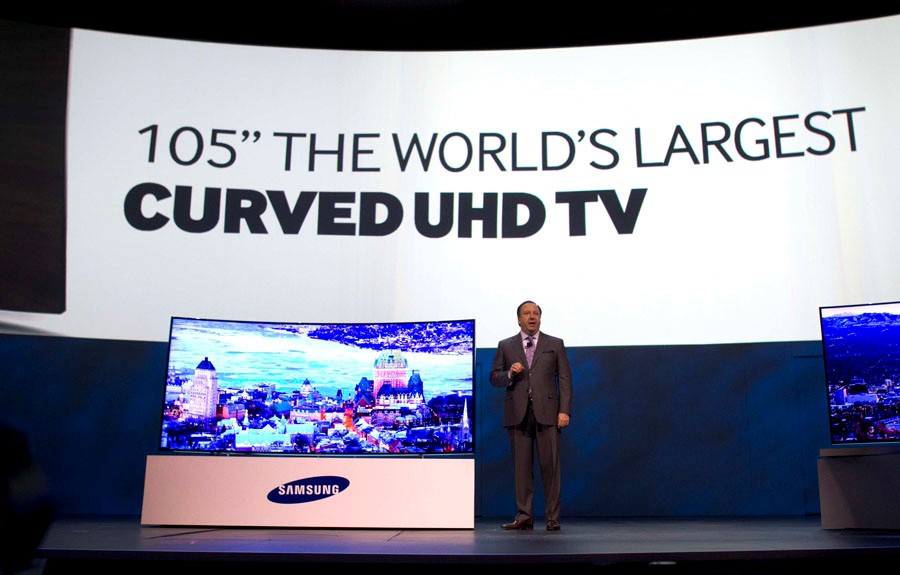 Joe Stinziano, vice-président exécutif de Samsung Electronics America, présente une télévision courbe UHD de 105 pouces lors du Consumer Electronics Show (CES).