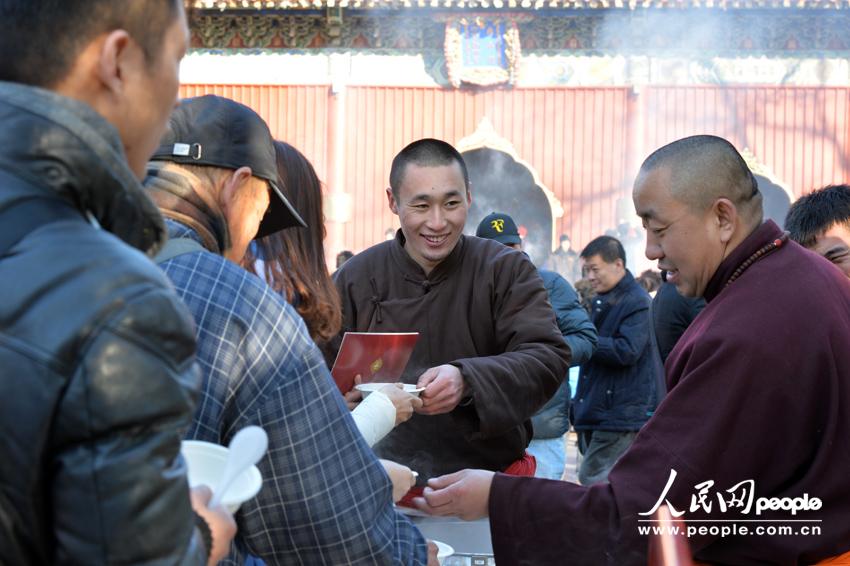 Distribution gratuite de bouillie pour la Fête Laba au Temple des Lamas de Beijing (19)