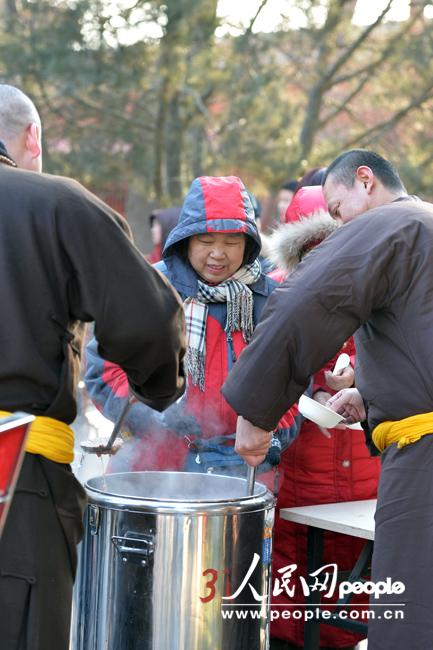 Distribution gratuite de bouillie pour la Fête Laba au Temple des Lamas de Beijing (18)