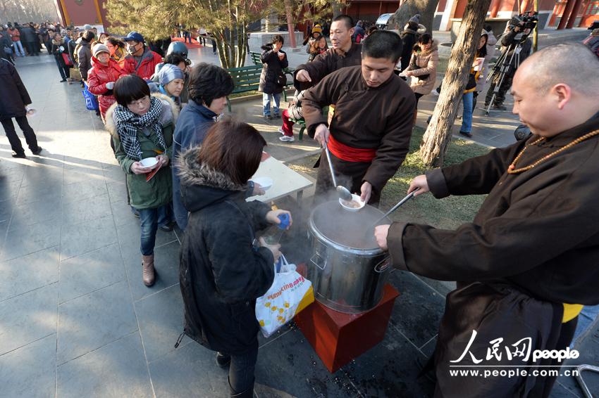 Distribution gratuite de bouillie pour la Fête Laba au Temple des Lamas de Beijing (16)